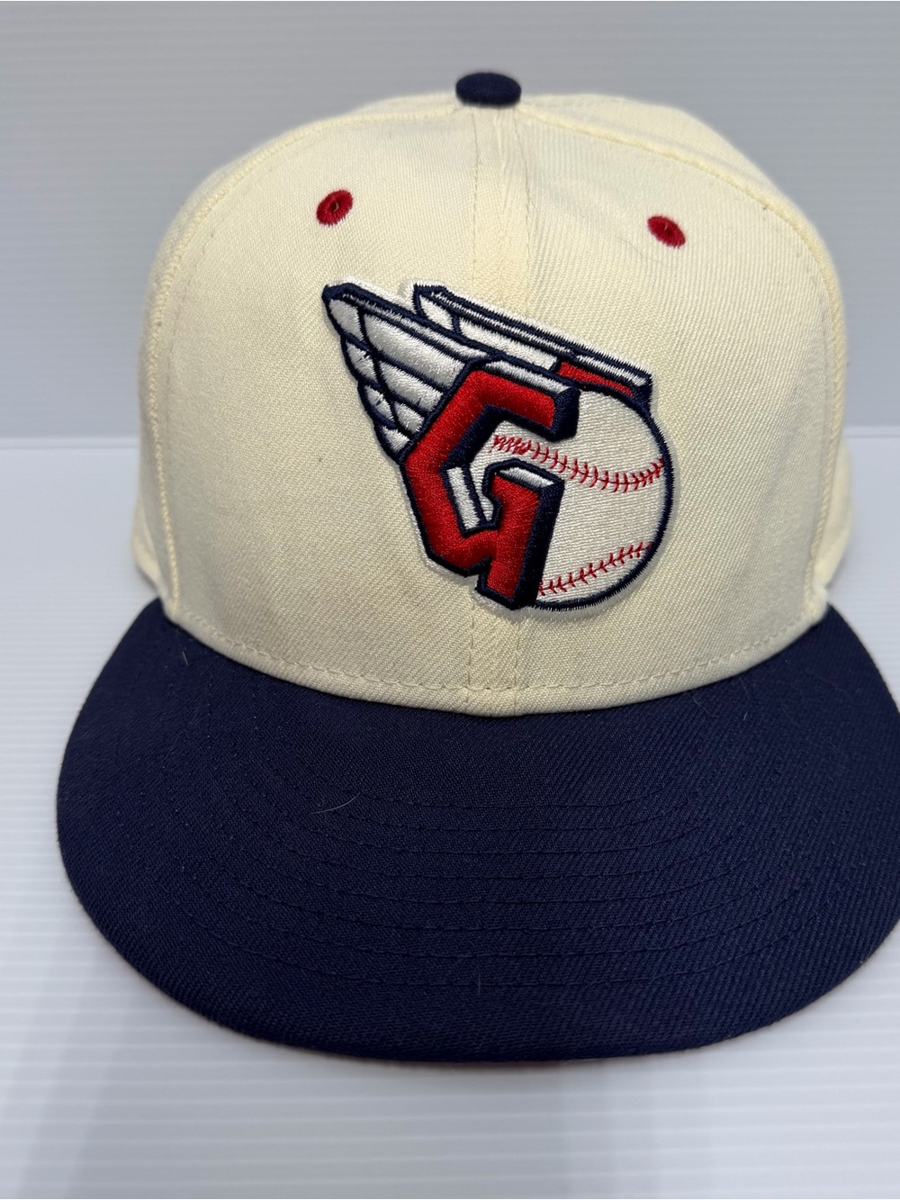 New Era Cleveland Guardians 59FIFTY Fitted Hat Cream Navy Size 7 1/4 MLB Cap
